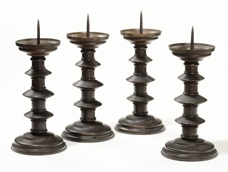 Quattro candelieri in bronzo, XX secolo  - Auction Antique and Old Masters - I - Cambi Casa d'Aste