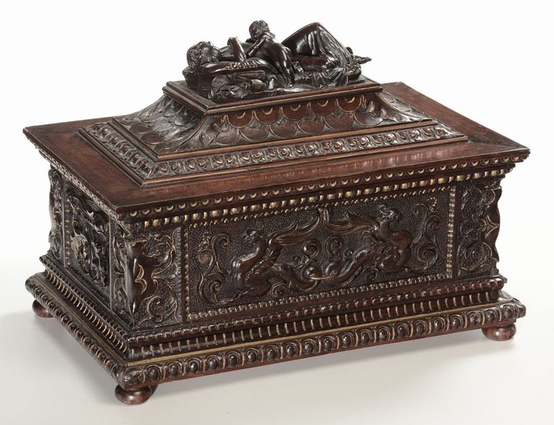 Cofanetto in noce intagliato e lumeggiato in oro, Firenze XIX secolo  - Asta Antiquariato e Dipinti Antichi - I - Cambi Casa d'Aste