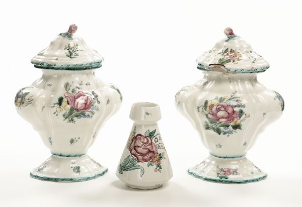 Coppia di vasi ovoidali con coperchio e vasetto nei modi di Boselli, XX secolo