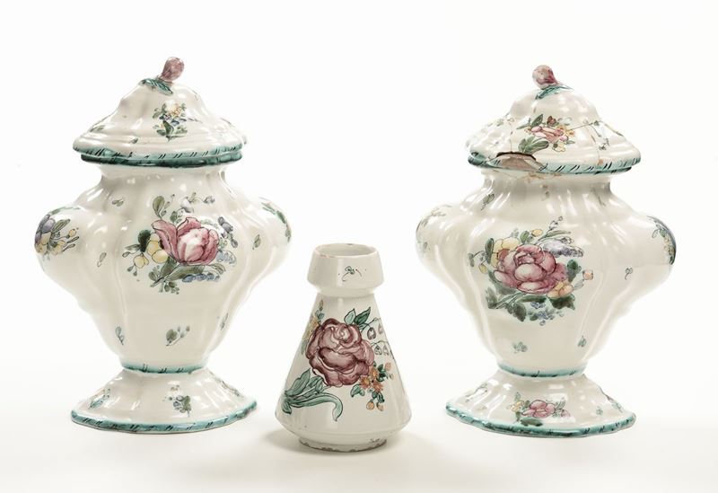 Coppia di vasi ovoidali con coperchio e vasetto nei modi di Boselli, XX secolo  - Auction Furnishings from the mansions of the Ercole Marelli heirs and other property - Cambi Casa d'Aste