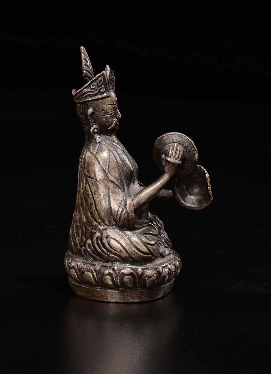 Figura di Saggio Musicante su Fiore di Loto in Bronzo, Cina, Dinastia Qing, XIX Secolo