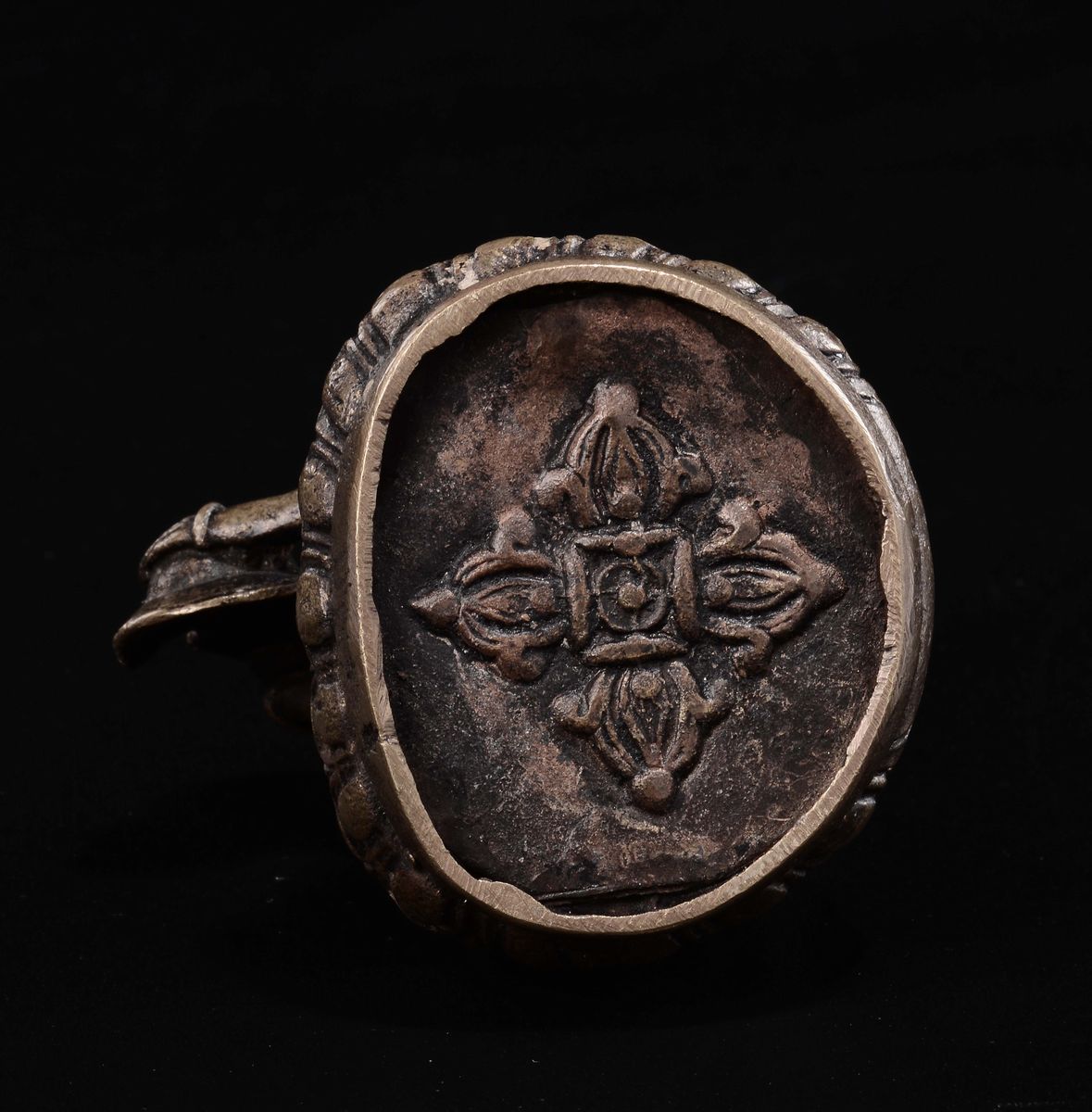 Figura di Saggio Musicante su Fiore di Loto in Bronzo, Cina, Dinastia Qing, XIX Secolo