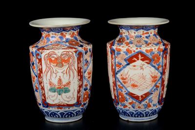 Coppia di Vasi in Porcellana Imari a Soggetto Naturalistico, Giappone, XIX Secolo