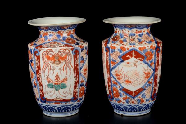 Coppia di vasi in porcellana Imari a soggetto naturalistico, Giappone, XIX secolo