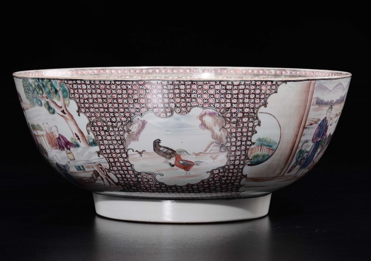Bowl in Porcellana a Smalti Policromi con Scene di Vita di Corte, Cina, Dinastia Qing, Epoca Qian...