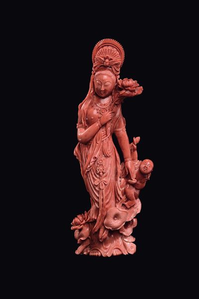 Grande Scultura in Corallo Raffigurante Guanyin con Fanciullo e Fiori di Loto, Cina, Dinastia Qin...