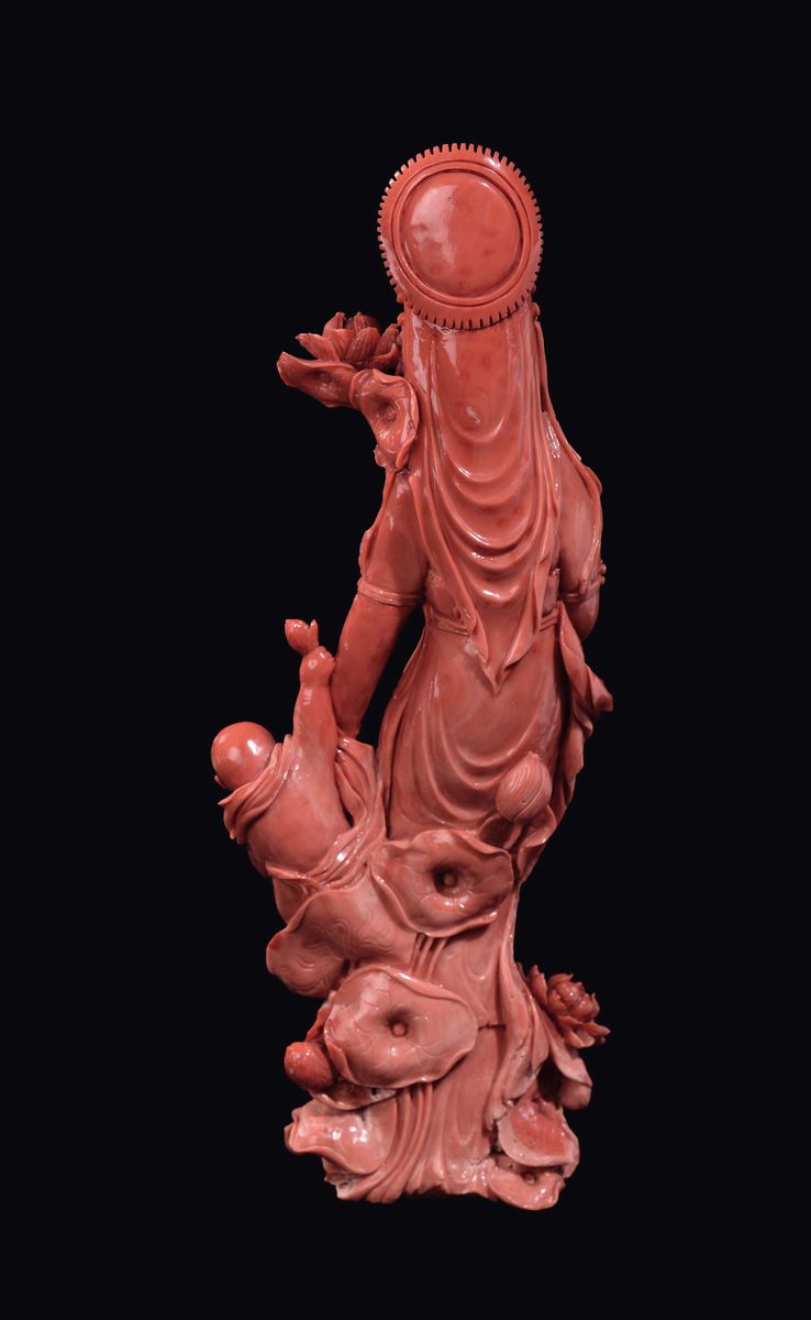 Grande Scultura in Corallo Raffigurante Guanyin con Fanciullo e Fiori di Loto, Cina, Dinastia Qin...