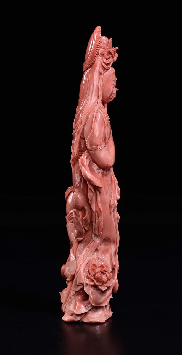 Grande Scultura in Corallo Raffigurante Guanyin con Fanciullo e Fiori di Loto, Cina, Dinastia Qin...