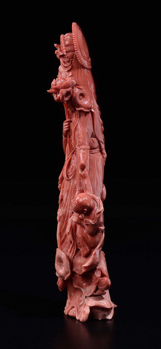 Grande Scultura in Corallo Raffigurante Guanyin con Fanciullo e Fiori di Loto, Cina, Dinastia Qin...