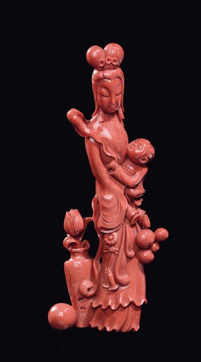 Figura di Guanyin con Fanciulli e Palle Scolpita in Corallo, Cina, Dinastia Qing, Fine XIX Secolo
