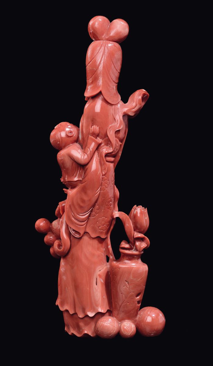 Figura di Guanyin con Fanciulli e Palle Scolpita in Corallo, Cina, Dinastia Qing, Fine XIX Secolo