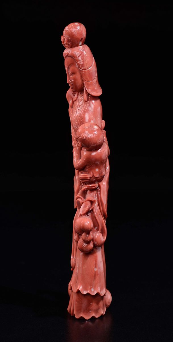 Figura di Guanyin con Fanciulli e Palle Scolpita in Corallo, Cina, Dinastia Qing, Fine XIX Secolo