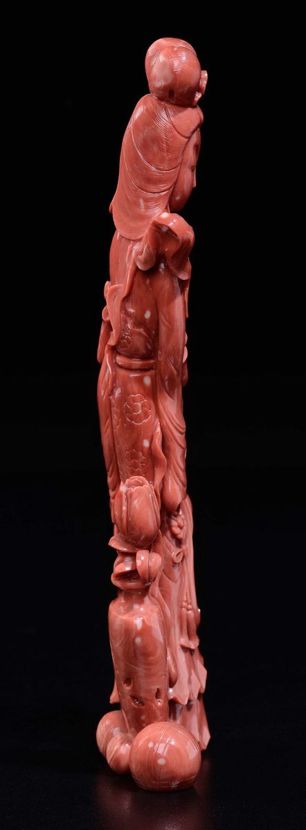 Figura di Guanyin con Fanciulli e Palle Scolpita in Corallo, Cina, Dinastia Qing, Fine XIX Secolo