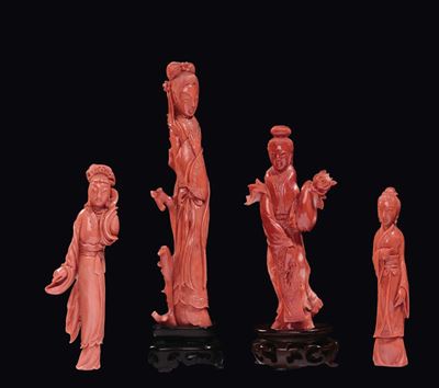 Quattro Piccole Figure di Guanyin Scolpite in Corallo, Cina, Inizio XX Secolo