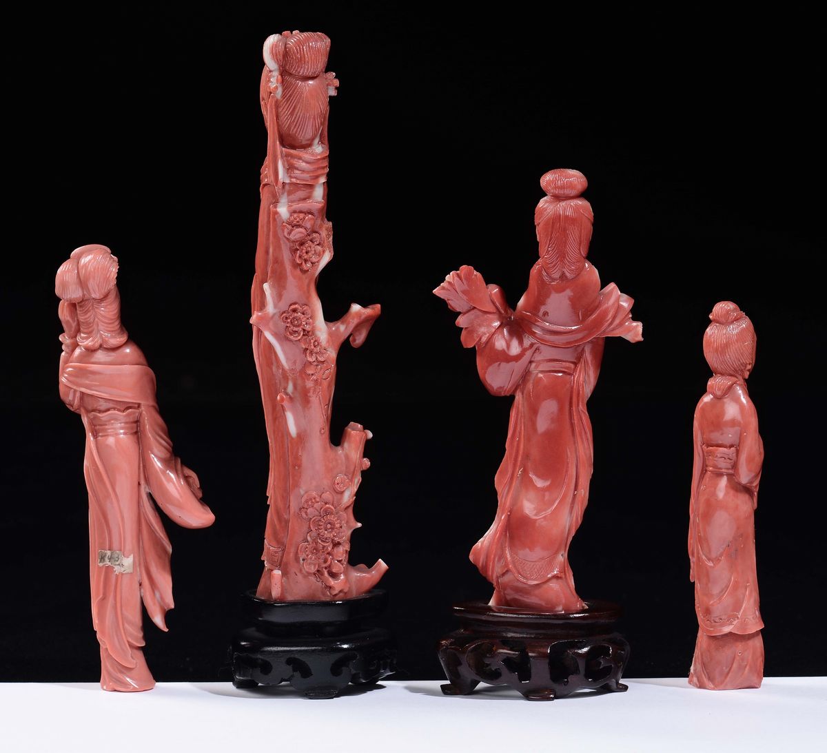 Quattro Piccole Figure di Guanyin Scolpite in Corallo, Cina, Inizio XX Secolo