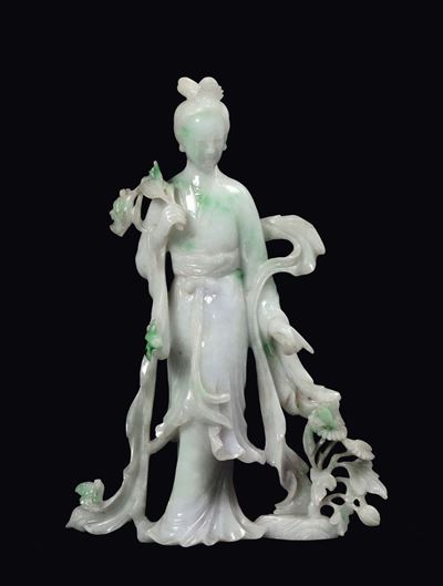 Figura di Guanyin Scolpita in Giadeite con Fiori e Uccellini, Cina, XX Secolo