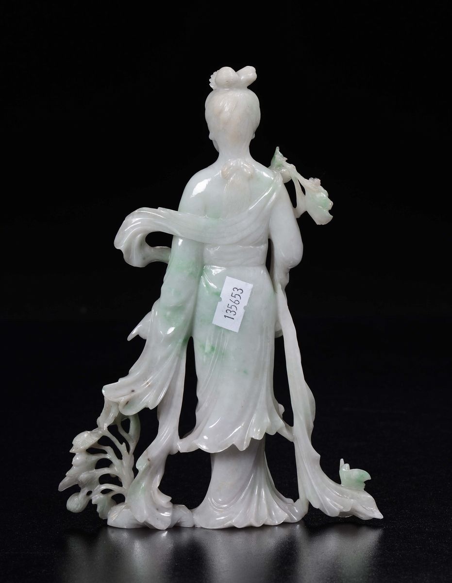 Figura di Guanyin Scolpita in Giadeite con Fiori e Uccellini, Cina, XX Secolo
