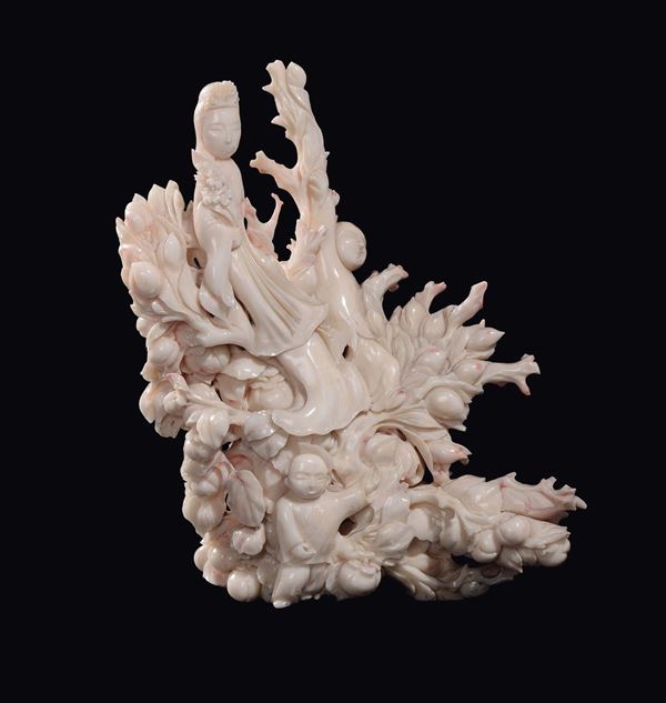 Gruppo scolpito in corallo bianco raffigurante Guanyin e fanciulli tra rami e frutti di pesco, Cina, inizio XX secolo