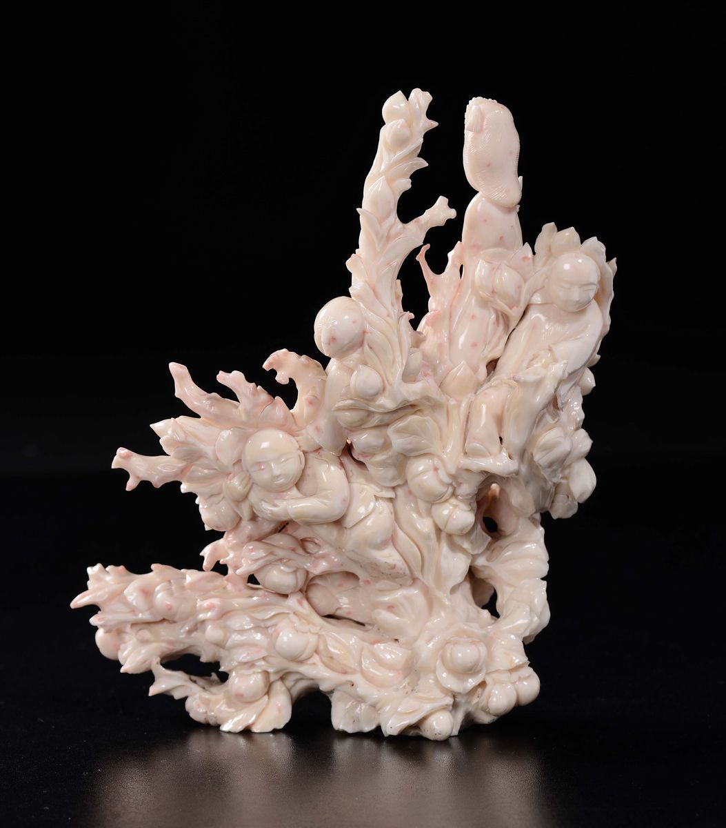 Gruppo Scolpito in Corallo Bianco Raffigurante Guanyin e Fanciulli tra Rami e Frutti di Pesco, Ci...