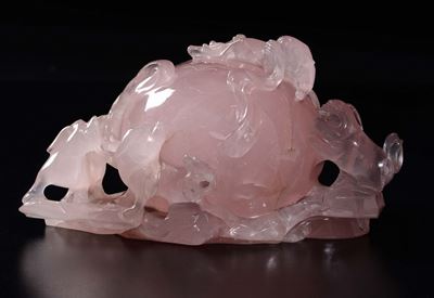 Gruppo in Quarzo Rosa Raffigurante Palle con Cani di Pho, Cina, XX Secolo