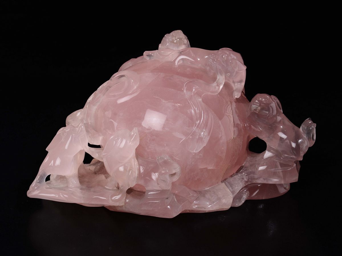 Gruppo in Quarzo Rosa Raffigurante Palle con Cani di Pho, Cina, XX Secolo