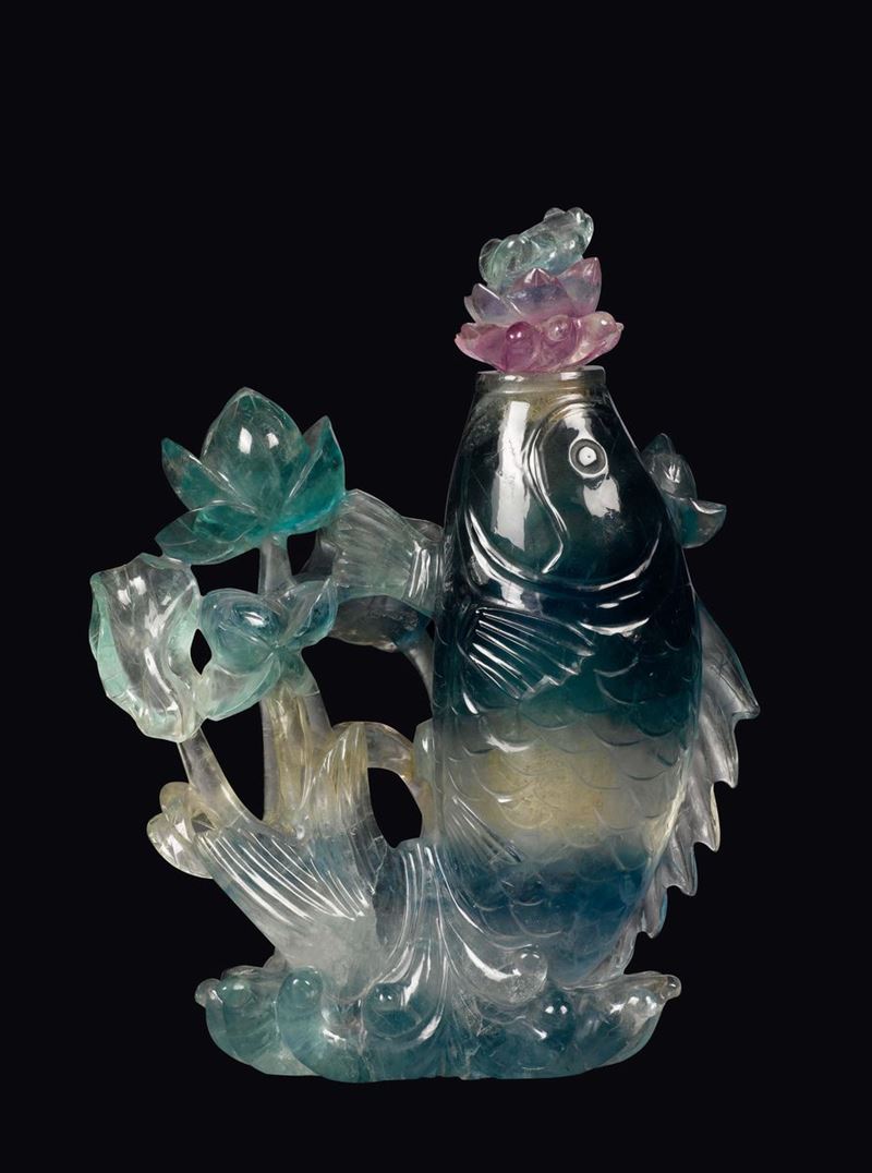 Scultura in fluorite a forma di pesce con rami a rilievo, Cina, XX secolo  - Asta Chinese Works of Art - Cambi Casa d'Aste