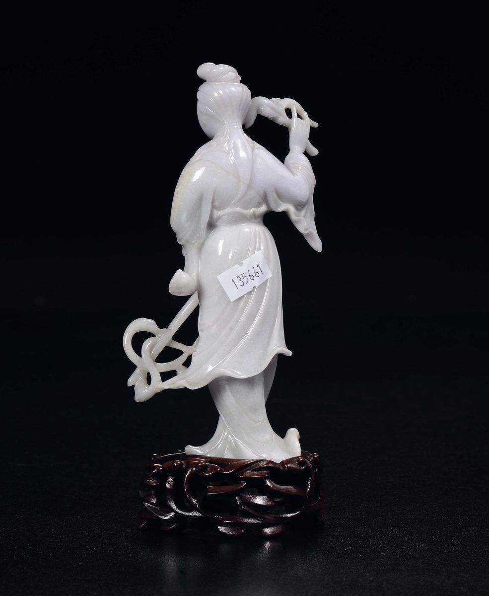 Coppia di Guanyin Scolpite in Giada Lavanda con Spada e Ruyi, Cina, XX Secolo