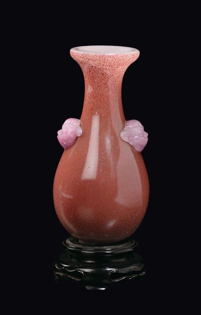 Piccolo Vaso in Vetro Incamiciato con Anse a Guisa di Teste di Cane di Pho, Cina, XX Secolo