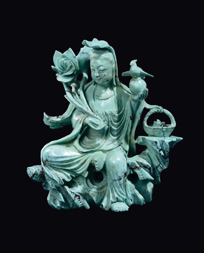 Figura di Guanyin in Turchese Seduta su una Roccia con Cestino di Vimini, Cina, XX Secolo