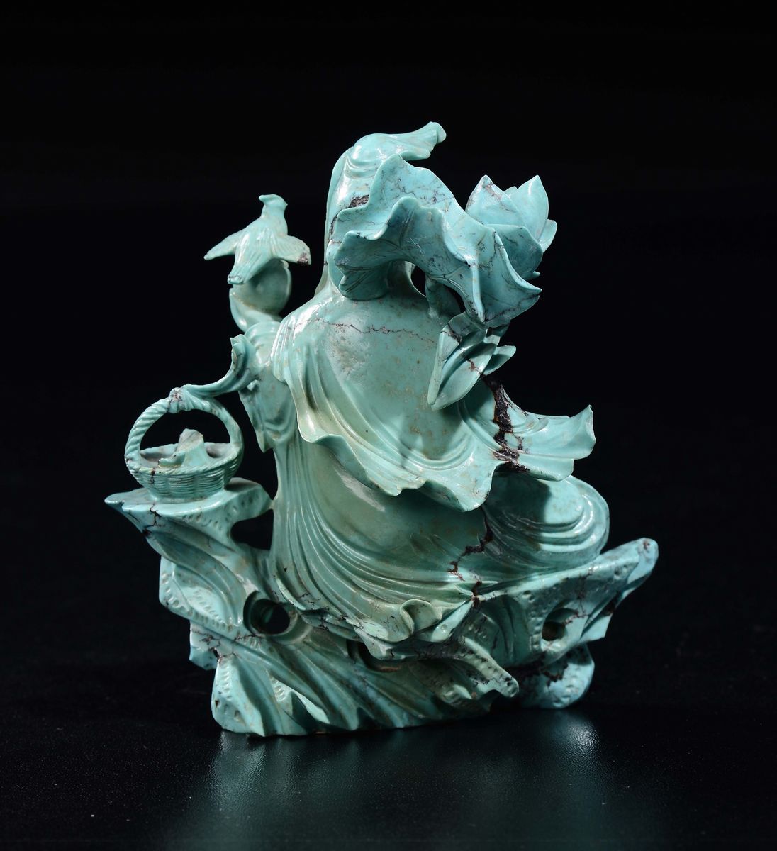Figura di Guanyin in Turchese Seduta su una Roccia con Cestino di Vimini, Cina, XX Secolo
