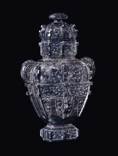 Vaso con Coperchio in Lapislazzulo Scolpito con Decoro Geometrico D’ispirazione Arcaica, Cina, XX...