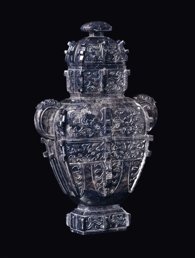 A lapis lazuli vase and cover engraved with an archaic style geometric motif, China, 20th century  - Auction Fine Chinese Works of Art - Cambi Casa d'Aste