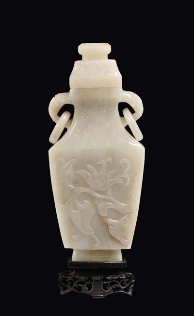 Vaso con Coperchio in Giada Bianca a Doppia Ansa Ad Anelli a Guisa di Testa di Elefante, Cina, Di...