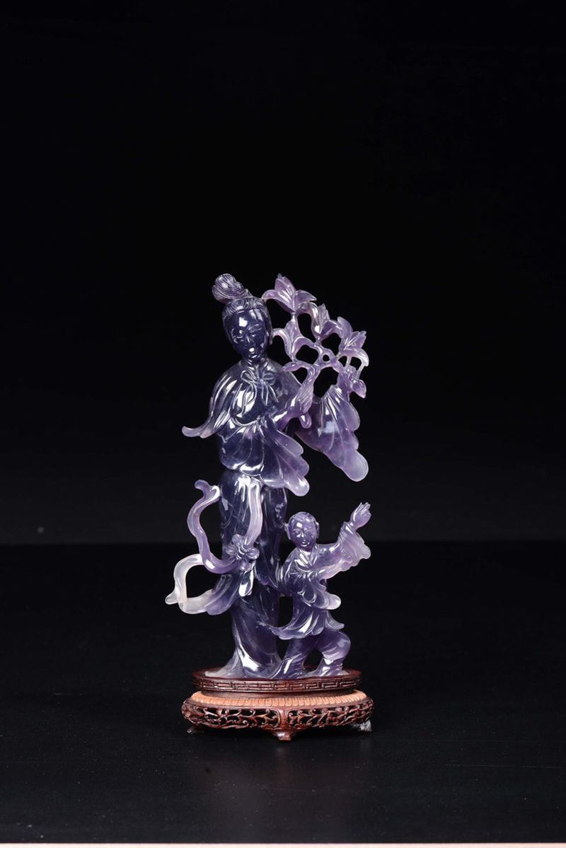 A carved amethyst figure of Guanyin and child, China, 20th century  - Auction Chinese Works of Art - Cambi Casa d'Aste