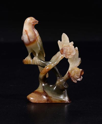 Gruppo in Giada Gialla e Verde Raffigurante Uccellino Posato su Ramo Fiorito, Cina, XX Secolo