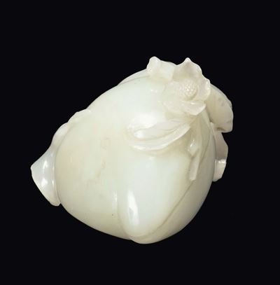 Fico Scolpito in Giada Bianca con Ramo a Rilievo, Cina, Dinastia Qing, XIX Secolo
