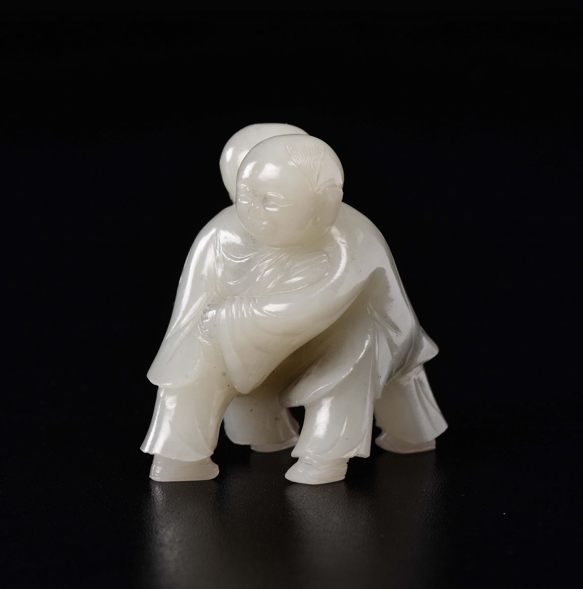 Due Fanciulli Lottatori Scolpiti in Giada Bianca, Cina, Dinastia Qing, XIX Secolo