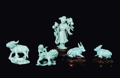 Lotto di Cinque Piccoli Turchesi Raffiguranti Bufali, Cani di Pho e una Guanyin, Cina, XX Secolo