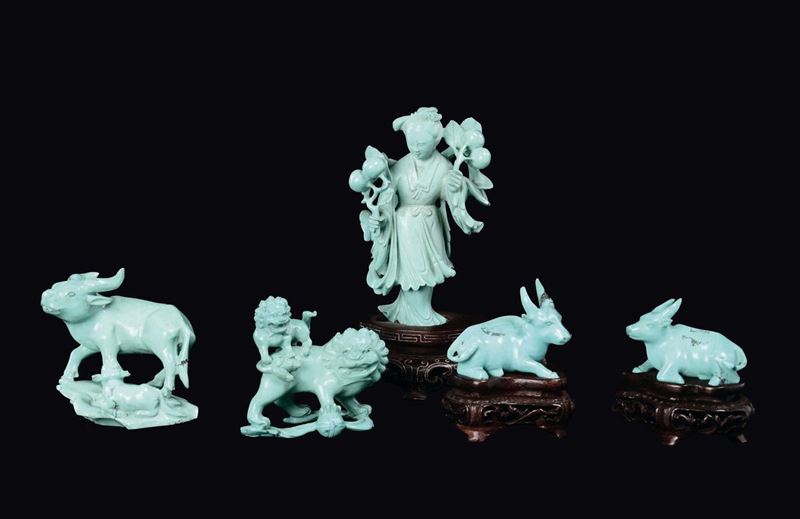Lotto di cinque piccoli turchesi raffiguranti bufali, cani di Pho e una Guanyin, Cina, XX secolo  - Asta Fine Chinese Works of Art - Cambi Casa d'Aste
