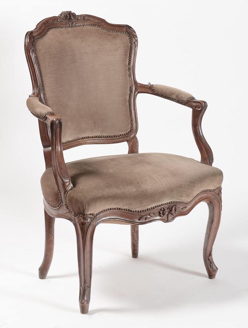 Poltrona Luigi XV in noce intagliato, Francia, XVIII secolo  - Asta Arredi dalle dimore degli eredi Ercole Marelli e altre provenienze - Cambi Casa d'Aste