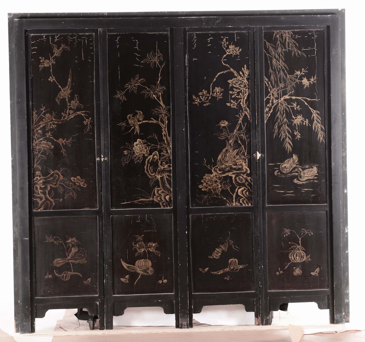 Paravento in Legno Laccato a Quattro Ante con Raffigurazioni di Scene di Vita di Corte, Cina, Ini...