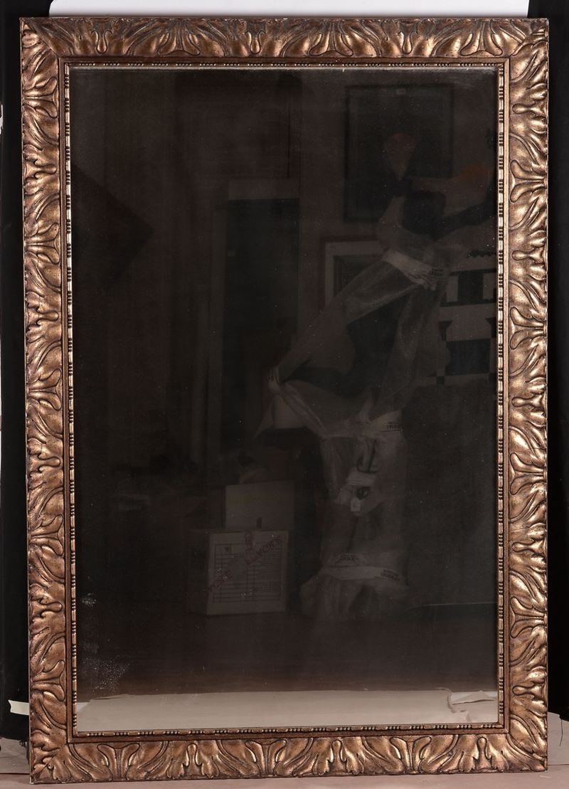 Specchiera in stile intagliata e dorata, XX secolo  - Asta Arredi dalle dimore degli eredi Ercole Marelli e altre provenienze - Cambi Casa d'Aste