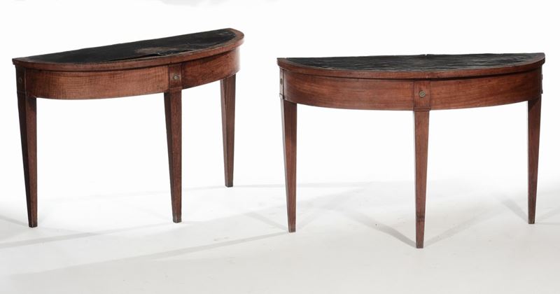 Due consoles a mezzaluna con piano in pelle, XIX secolo  - Auction Antique and Old Masters - I - Cambi Casa d'Aste