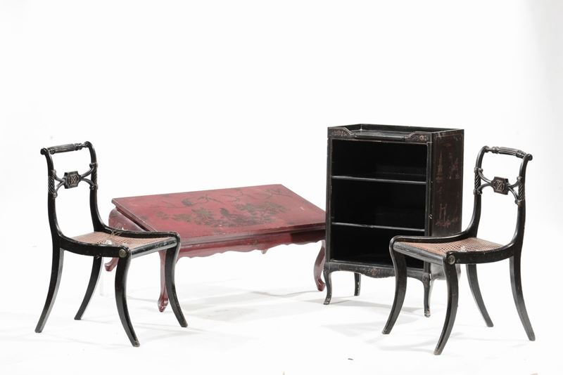Tavolo basso laccato e etagere laccato e coppia di seggioline  - Asta Antiquariato e Dipinti Antichi - I - Cambi Casa d'Aste