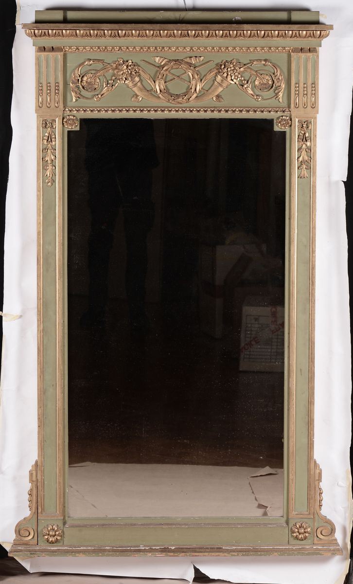 Specchiera in stile Luigi XVI in legno laccato e dorato  - Asta Antiquariato e Dipinti Antichi - I - Cambi Casa d'Aste
