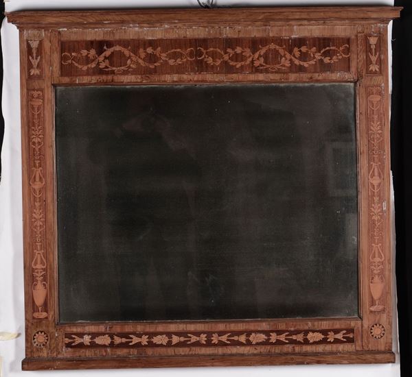 Specchiera in legno intarsiato