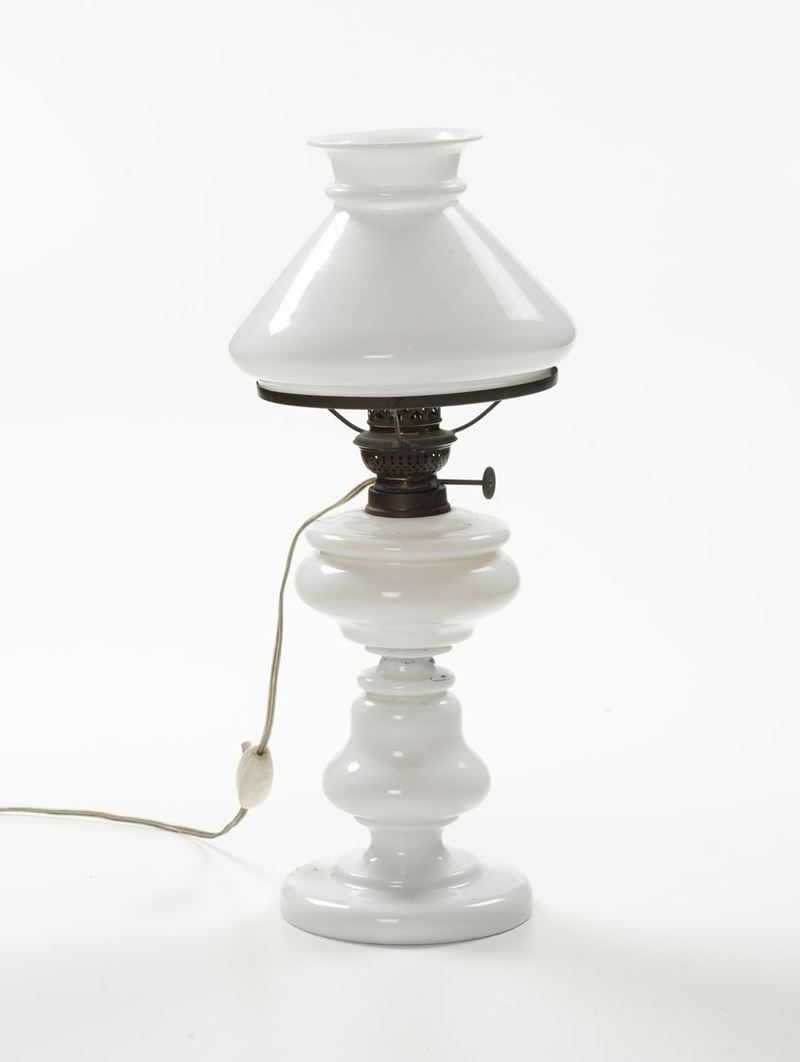 Lampada da tavolo in vetro lattimo  - Asta Antiquariato e Dipinti Antichi - I - Cambi Casa d'Aste