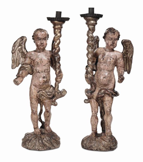 Coppia di angeli reggicero in legno intagliato e laccato, XVIII secolo