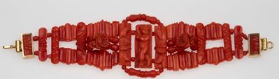 Bracciale a Fascia con Corallo Inciso Raffigurante un Putto