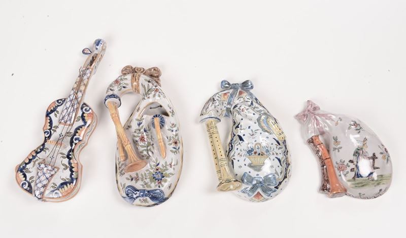 Lotto di quattro piccole maioliche policrome, XIX-XX secolo  - Asta Arredi dalle dimore degli eredi Ercole Marelli e altre provenienze - Cambi Casa d'Aste